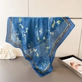 Dettaglio elegante sciarpa in seta a fiori blu con bordi dorati su un supporto espositivo - Blu Reale (FG159-3)