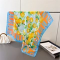 Carré de soie élégant avec imprimé citron et motifs floraux vibrants pour femmes - 70cmx70cm / Bleu