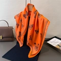 Elegante foulard in seta arancione con stampa farfalla nera su gruccia in legno - 66-70cm / Arancione