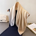 Elegante foulard in seta sfumata champagne a pois appeso a una gruccia di legno - 70cm / Beige (FG110-1)