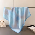 Dettaglio del foulard in seta con sfumature astratte nei toni del blu e grigio - Blu
