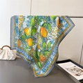 Vue détaillée d'un foulard carré en soie avec imprimé agrumes et bordures bleues élégantes - 70cmx70cm / Vert Émeraude