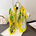 Foulard en soie jaune vif avec imprimés citrons et fleurs sur un mannequin blanc élégant - 70cmx70cm / Jaune