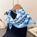 Dettaglio macro del foulard in seta a scacchi blu e bianchi su maglia nera elegante - Blu (FG129-2) / 70cm