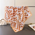 Dettaglio di un foulard in seta con motivo a scacchi distorto arancione e bianco elegante - Arancione (FG129-4) / 70cm