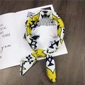 Seidiges quadratisches Halstuch in Gelb und Marineblau mit geometrischen Blumenmustern - Kleeblatt Gelb