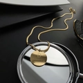 Collana a catena serpente dorata con ciondolo rotondo Dreaming lettera D su specchio - Oro