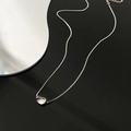 Collar geométrico de plata con colgante de forma orgánica sobre un fondo negro liso - Colgante irregular de línea orgánica (05-K21) / Plateado