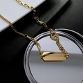 Collana in acciaio al titanio dorato con pendente rettangolare e testo inciso - Stile Etichetta Lettera (J20) / Oro