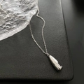 Französisches Collier aus Titanstahl mit poliertem silbernem Parfümflaschen-Anhänger im Tropfenstil - Edelstahl Halskette (06-K9) / Silber