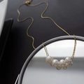 Elegante Halskette aus Titanstahl mit einem Cluster aus weißen Perlen und Goldkette - Gold-Weiße Perle