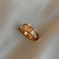 Zweilagiger Ring in Roségold aus Titanstahl mit großem Zirkon und Gravur - US 6 / Roségold