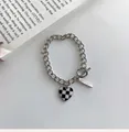 Dettaglio del bracciale a cuore a scacchi con chiusura a barra e trama argento - Lega / Bracciale Con Motivo A Scacchiera (02-H10)