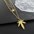 Collana a doppio strato in titanio dorato con ciondoli a stella e foglia su base nera - Foglia di Acero Stella Doppio Strato / Oro