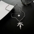 Collana a doppio strato in acciaio al titanio con ciondoli foglia acero e stella - Foglia Stella Doppio Strato / Argento