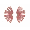 Gros plan de boucles d'oreilles en éventail avec cristaux roses et finition or vieilli - Rose