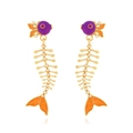 Detailansicht der Fischgrätenohrringe mit lila Emaille, orangen Flossen und Perlen - Violett+Orange