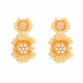 Luxuriöse goldene Blumenohrringe mit schichtweisen Blütenblättern und Perlen auf weißem Grund - Gold