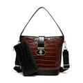 Conjunto de bolso saco marrón con textura de cocodrilo y cartera negra con correa - Burdeos