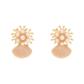 Gouden schelp oorbellen met witte imitatieparels en koraal ontwerp op witte achtergrond - Wit