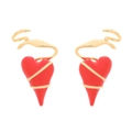 Detalle de pendientes de corazón en esmalte rojo con espirales doradas en fondo blanco - Rojo