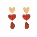 Orecchini a cuore dorati con ciondoli rosso scuro e perline di resina ambrata su fondo bianco - Rosso Ambra (A)