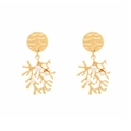 Elegantes pendientes de coral dorado con perlas blancas y textura de metal martillado - Dorado