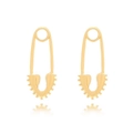 Boucles d'oreilles épingle de sûreté dorées avec breloques cœur texturées sur fond blanc - Doré