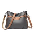 Borsa a tracolla in pelle grigia con finiture marroni e logo a canguro in metallo - Grigio