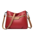 Borsa a tracolla rossa con trama litchi, inserti in pelle marrone e tracolla regolabile - Rosso