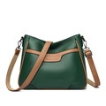 Borsa a tracolla in pelle martellata verde scuro con bordo marrone e cinturino - Verde