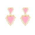 Makroansicht gestufter herzförmiger rosa Emaille-Ohrringe mit goldenem Perlen-Sonnenstrahl - Rosa