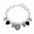 Collar de perlas barrocas con colgantes de corazón negros y plateados en fondo blanco - Estilo A (XL260114-0821)