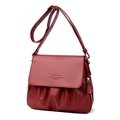Rode crossbodytas van leer met lychee-patroon, klep en geplooide details onderaan - Bordeauxrood