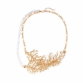 Barocke Perlenkette mit goldenem Korallenzweig-Anhänger und asymmetrischer Kette - Gold