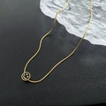 Collar de cadena de serpiente dorada con un colgante circular de carita sonriente negra - Cara sonriente negra-Dorado