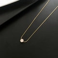 Collar minimalista de titanio dorado con un colgante redondo de carita feliz lila - Cara sonriente rosa-Dorado