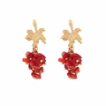 Orecchini pendenti boho fatti a mano con motivo a foglia d'oro e perline rosse - Rosso