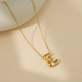 Collier avec pendentif lettre E bombée dorée et chaîne fine au fini poli miroir - Lettre Bulle E (Avec Chaîne Cruciforme)