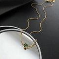 Collar de titanio con colgante de sonrisa arcoíris verde en una cadena de serpiente dorada - Cara sonriente verde-Dorado