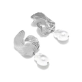 Boucles d'oreilles argentées en C texturé avec perles baroques sur fond blanc - Argenté
