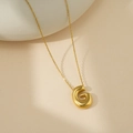 Collier avec pendentif lettre G doré poli et chaîne fine pour un style minimaliste - Lettre Bulle G (Avec Chaîne Cruciforme)