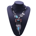 Collana lunga boho vintage con ciondoli turchesi e piume su busto da esposizione - Bianco (Stile Argento Vintage)