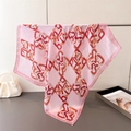 Pañuelo de seda rosa con estampado de cadenas abstractas y motivos de rosas en soporte - Rosa