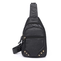 Sac bandoulière rétro en cuir lavé noir avec triple zip et rivets dorés - Noir