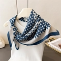 Vista dettagliata del foulard quadrato in seta con motivi geometrici blu su gilet - 68*68cm / Blu scuro