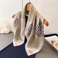Elegante sciarpa in seta con stampa leopardata e motivi ondulati gialli su gruccia - 66-70cm / Beige (FG148-2)