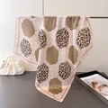 Dettaglio di un foulard in finta seta con stampa leopardata appeso a un supporto - 66-70cm / Bianco (FG148-3)
