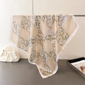 Detalle de un elegante pañuelo de seda beige con estampado floral y bordes blancos - Caqui Claro