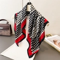 Elegante sciarpa in seta con motivo geometrico bianco e nero e bordo rosso - 68*68cm / Nero
